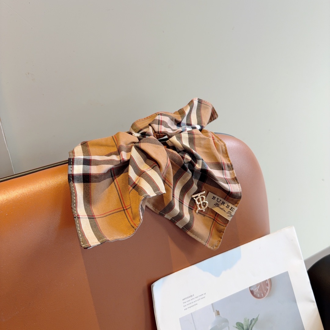 配包装
巴宝莉BURBERRY 经典格纹发圈，客供面料 🎀细节全部实拍！非常耐看又百搭、适合各种场合搭配