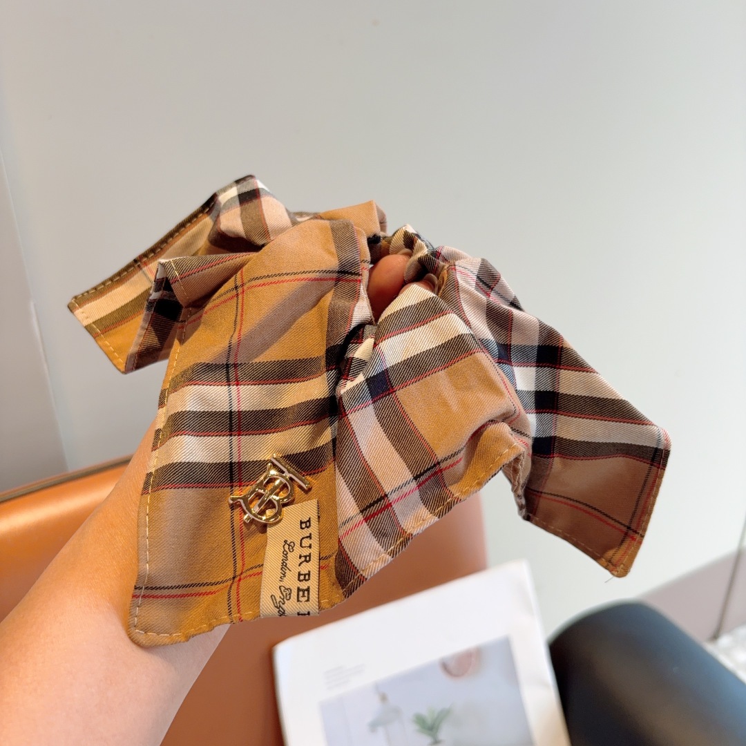 配包装
巴宝莉BURBERRY 经典格纹发圈，客供面料 🎀细节全部实拍！非常耐看又百搭、适合各种场合搭配