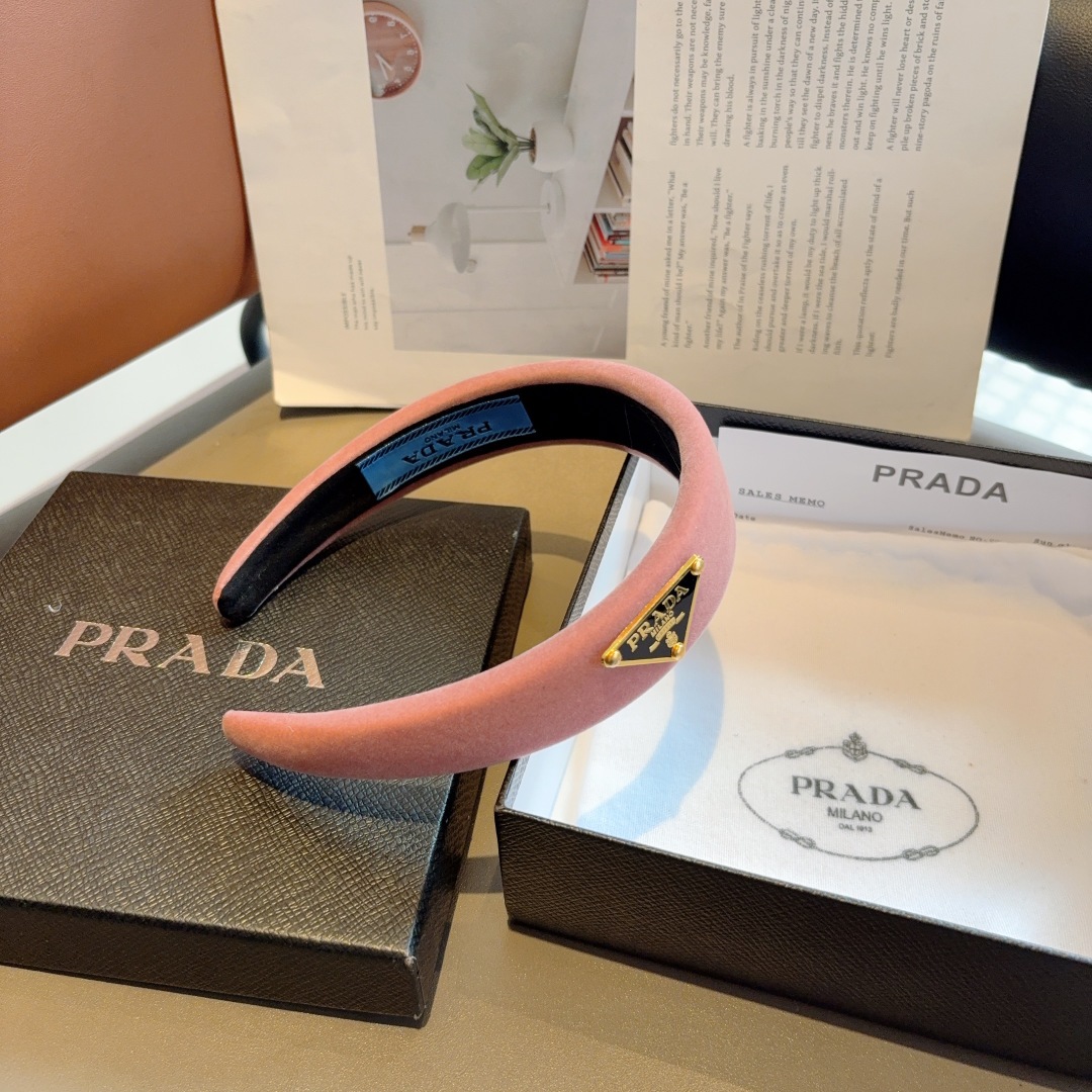 配包装
PRADA （普拉达） 倒三角新款潮流字母发箍。气质女神必备单品，非常百搭，时尚潮流， 戴上它满