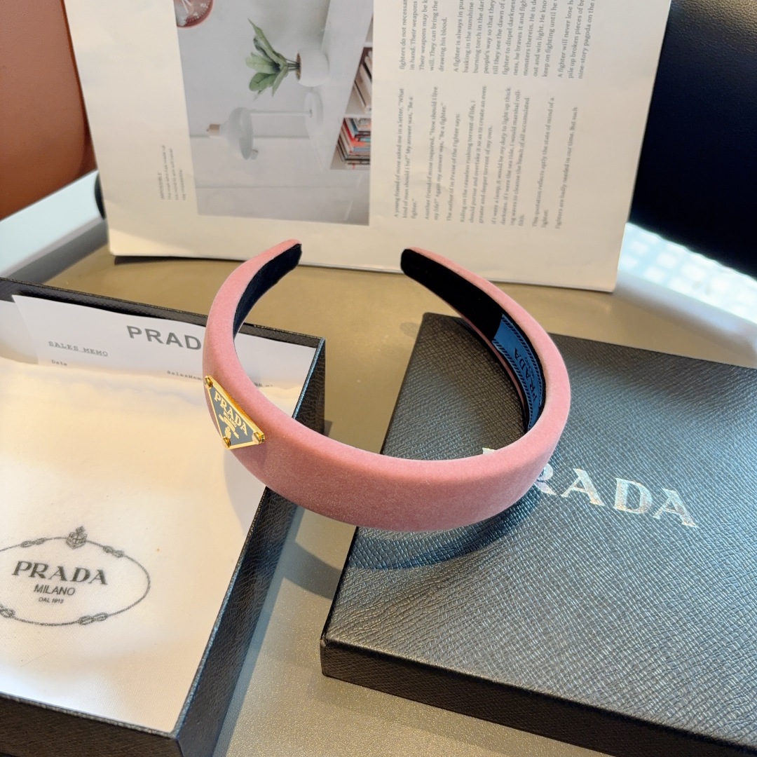 配包装
PRADA （普拉达） 倒三角新款潮流字母发箍。气质女神必备单品，非常百搭，时尚潮流， 戴上它满