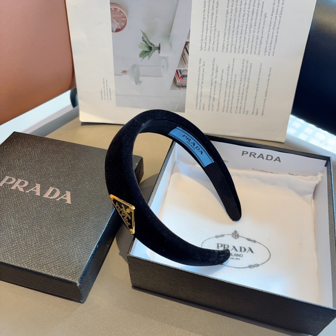配包装
PRADA （普拉达） 倒三角新款潮流字母发箍。气质女神必备单品，非常百搭，时尚潮流， 戴上它满