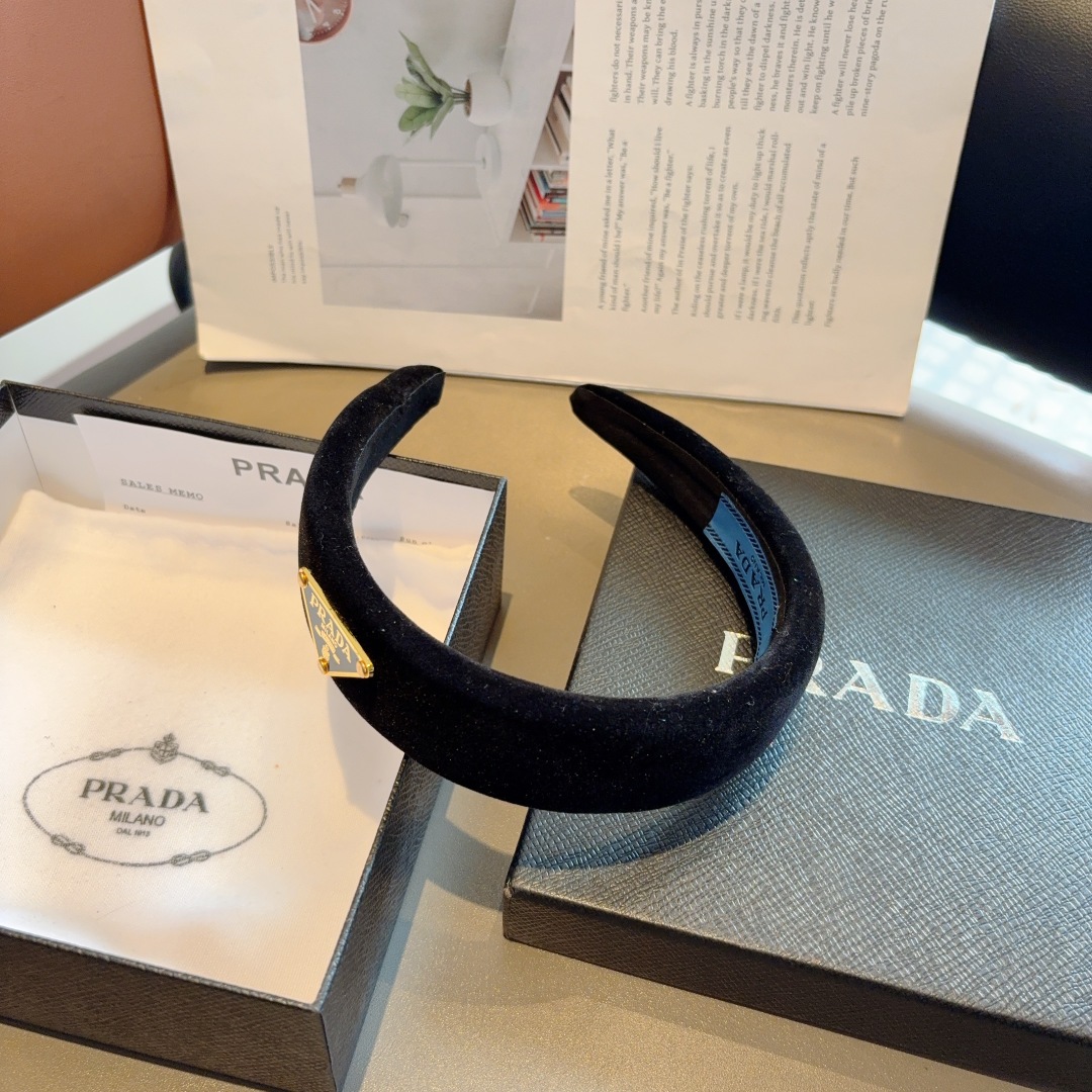 配包装
PRADA （普拉达） 倒三角新款潮流字母发箍。气质女神必备单品，非常百搭，时尚潮流， 戴上它满