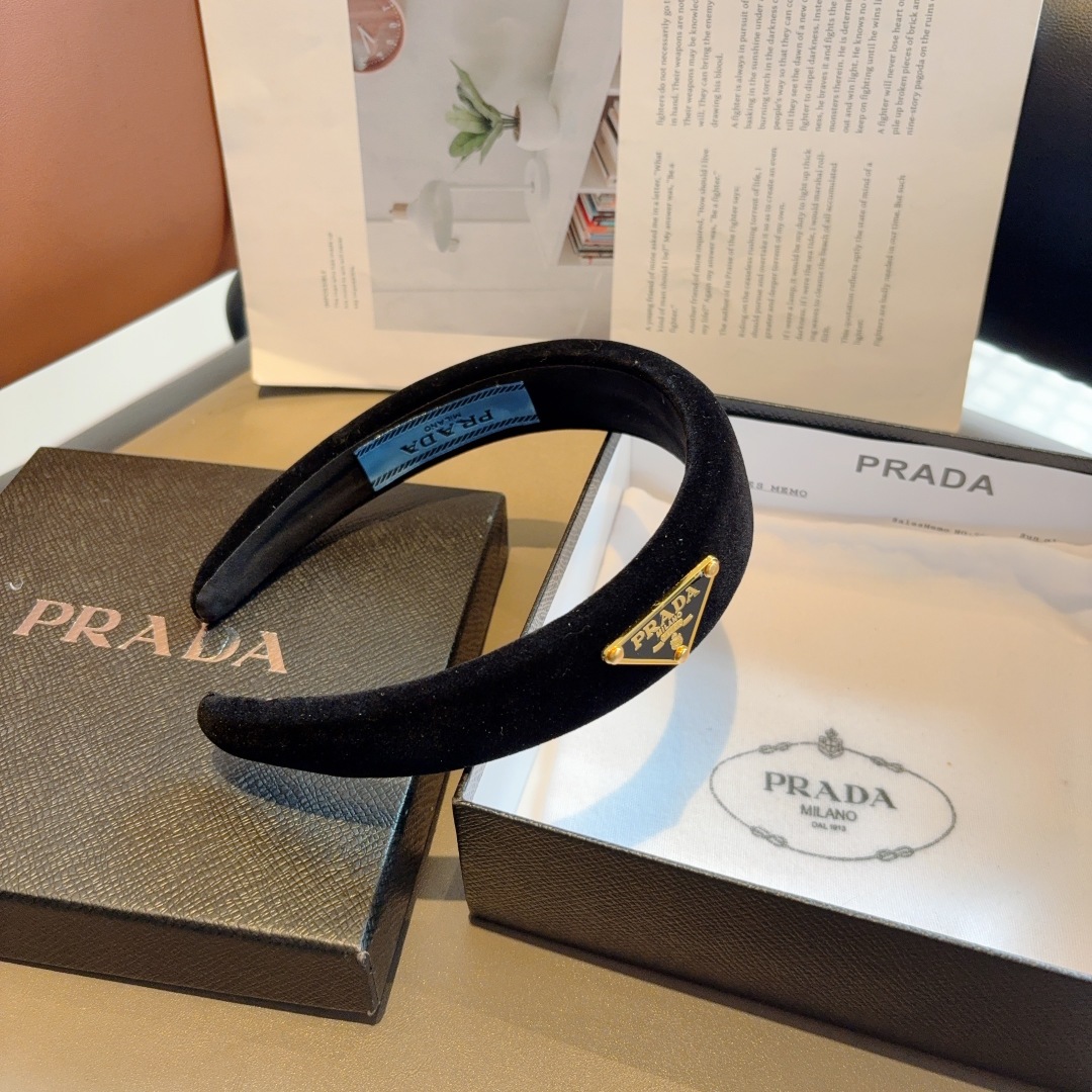 配包装
PRADA （普拉达） 倒三角新款潮流字母发箍。气质女神必备单品，非常百搭，时尚潮流， 戴上它满