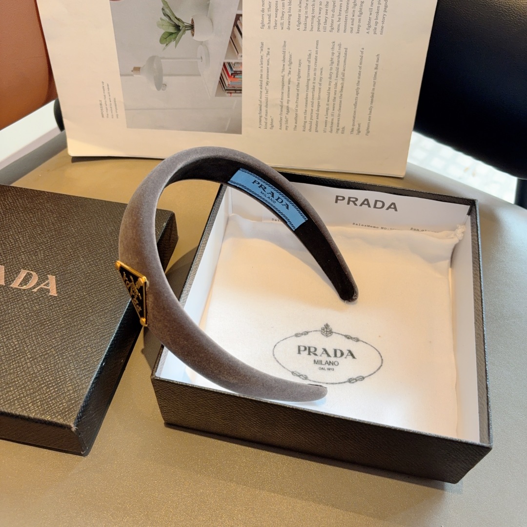配包装
PRADA （普拉达） 倒三角新款潮流字母发箍。气质女神必备单品，非常百搭，时尚潮流， 戴上它满