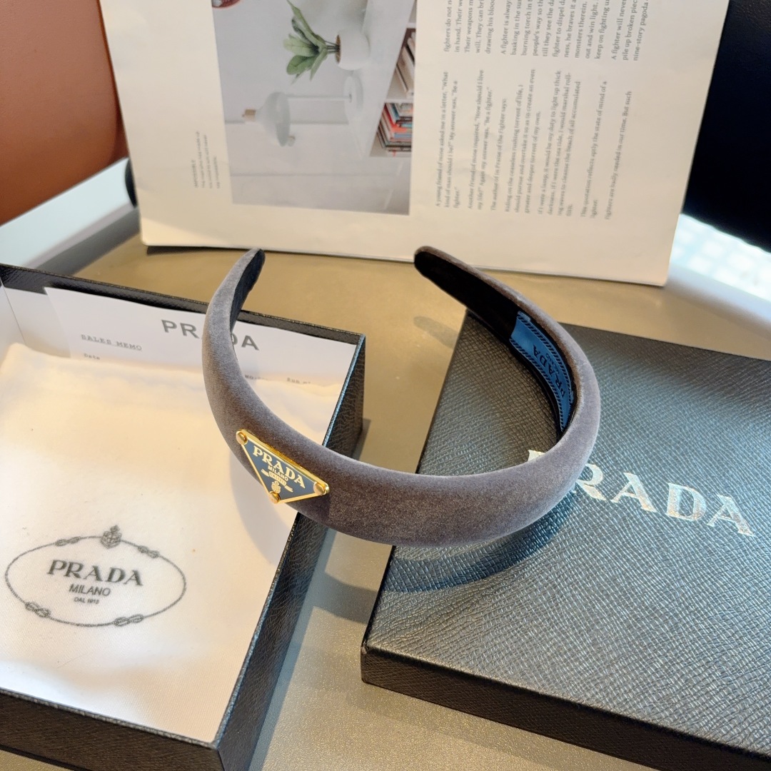 配包装
PRADA （普拉达） 倒三角新款潮流字母发箍。气质女神必备单品，非常百搭，时尚潮流， 戴上它满
