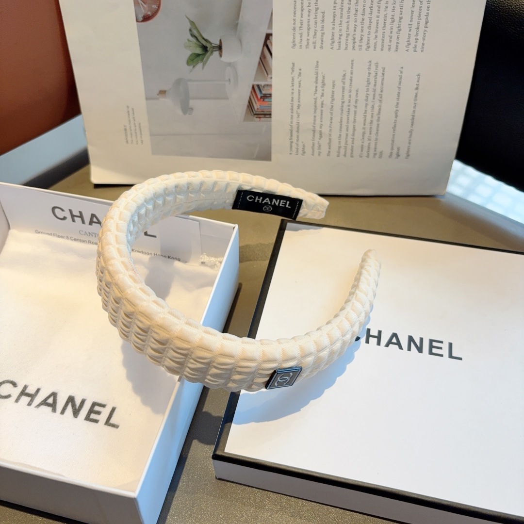 配包装
CHANEL（香奈儿）新款海绵小香发箍，复古头箍，网红爆款推荐 搭配高端材质，超精致，时尚百搭。
