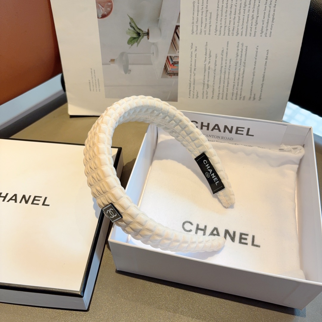 配包装
CHANEL（香奈儿）新款海绵小香发箍，复古头箍，网红爆款推荐 搭配高端材质，超精致，时尚百搭。