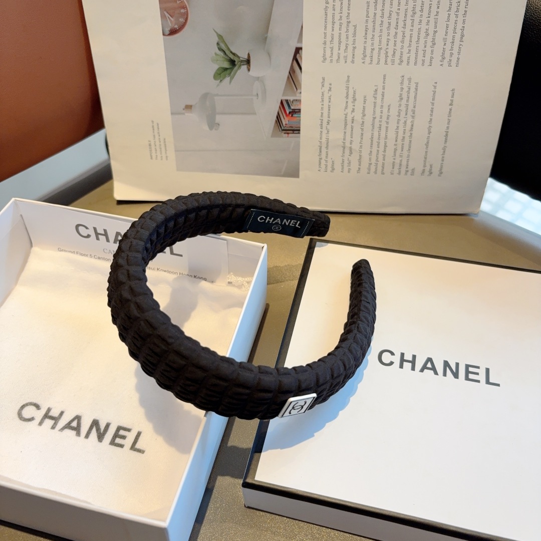 配包装
CHANEL（香奈儿）新款海绵小香发箍，复古头箍，网红爆款推荐 搭配高端材质，超精致，时尚百搭。