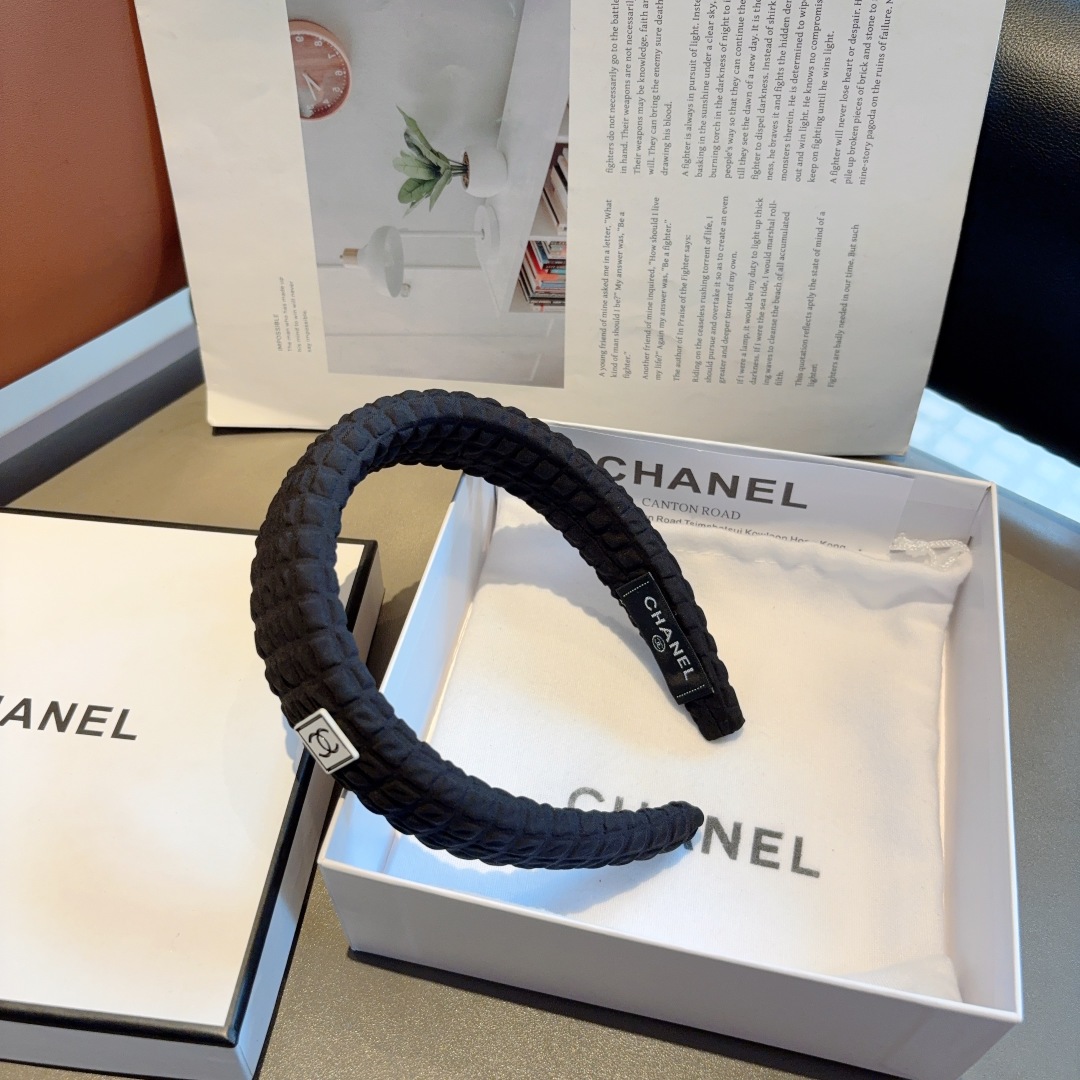 配包装
CHANEL（香奈儿）新款海绵小香发箍，复古头箍，网红爆款推荐 搭配高端材质，超精致，时尚百搭。