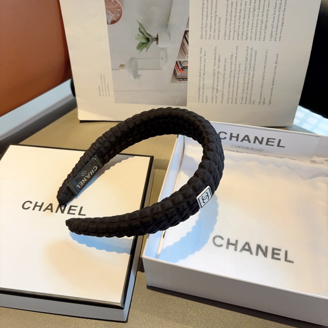 配包装
CHANEL（香奈儿）新款海绵小香发箍，复古头箍，网红爆款推荐 搭配高端材质，超精致，时尚百搭。