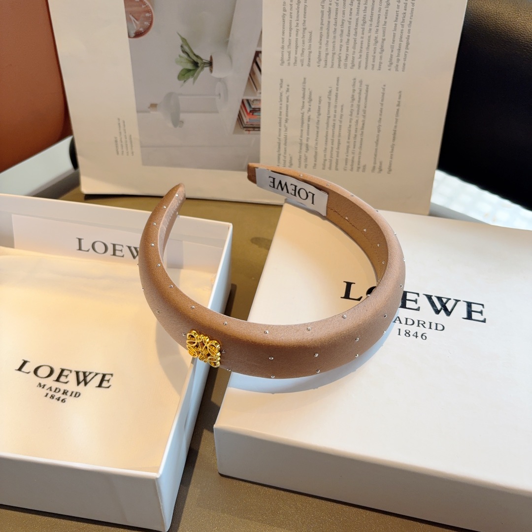 配包装
LOEWE（罗意威）火爆新款海绵发箍💕特供面料头箍、尖端网红最新款来袭 ！ 让你的魅力绽放 清新