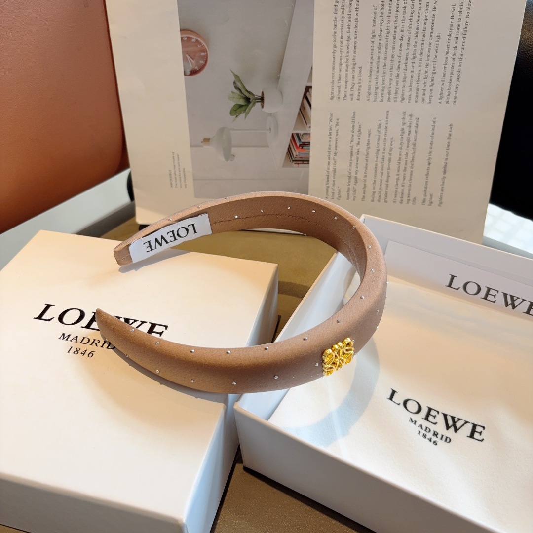 配包装
LOEWE（罗意威）火爆新款海绵发箍💕特供面料头箍、尖端网红最新款来袭 ！ 让你的魅力绽放 清新