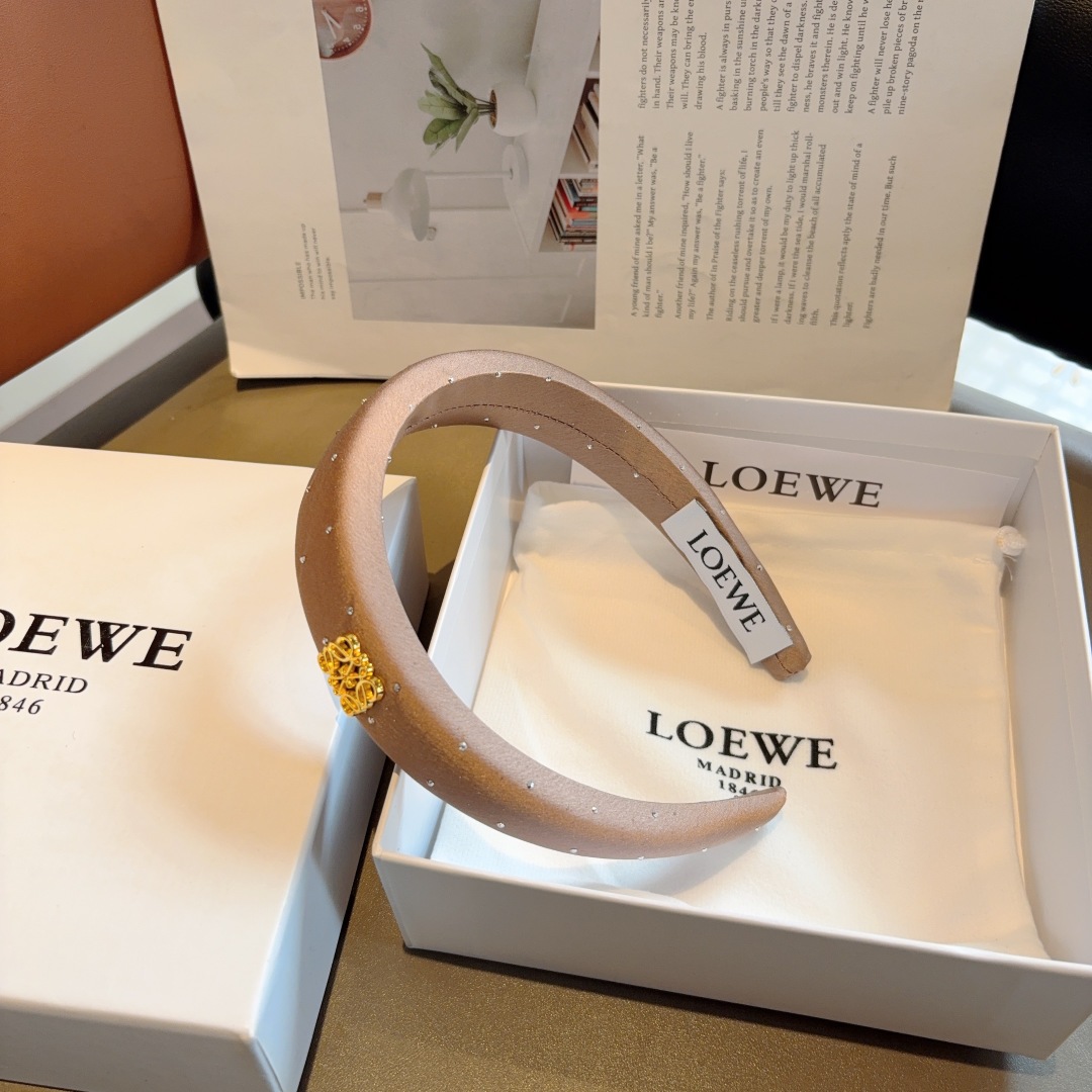 配包装
LOEWE（罗意威）火爆新款海绵发箍💕特供面料头箍、尖端网红最新款来袭 ！ 让你的魅力绽放 清新
