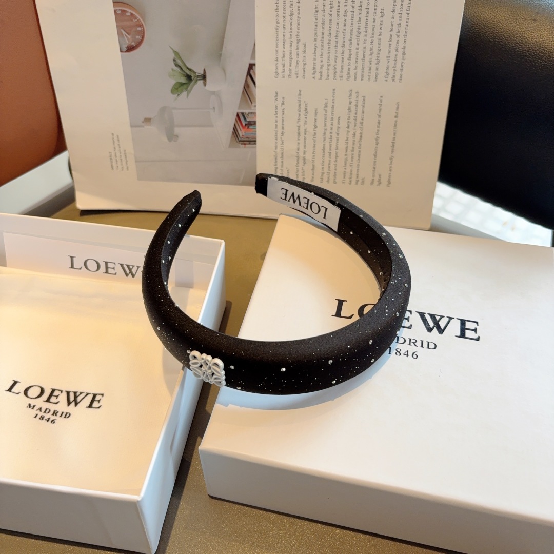 配包装
LOEWE（罗意威）火爆新款海绵发箍💕特供面料头箍、尖端网红最新款来袭 ！ 让你的魅力绽放 清新
