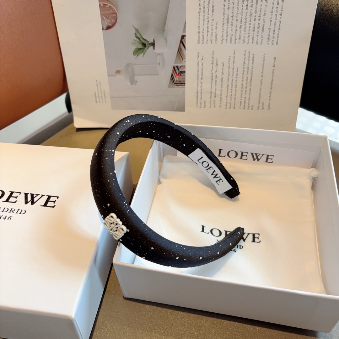 配包装
LOEWE（罗意威）火爆新款海绵发箍💕特供面料头箍、尖端网红最新款来袭 ！ 让你的魅力绽放 清新