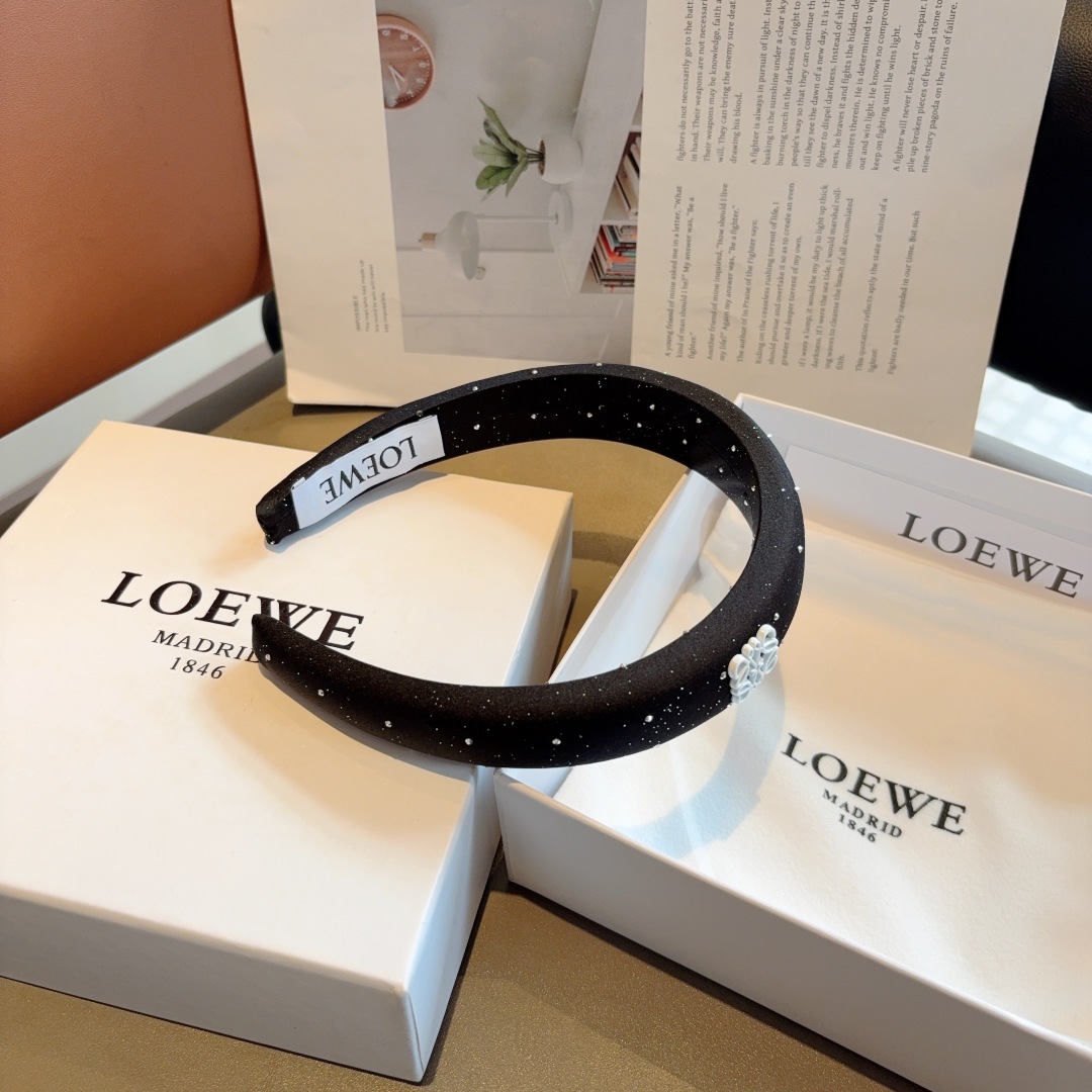 配包装
LOEWE（罗意威）火爆新款海绵发箍💕特供面料头箍、尖端网红最新款来袭 ！ 让你的魅力绽放 清新