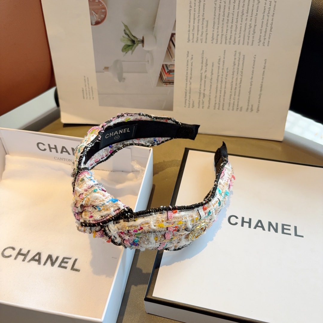 配包装
CHANEL（香奈儿）最新款小香风发箍，香奶奶头箍，复古头箍，网红爆款推荐 超精致，时尚百搭！