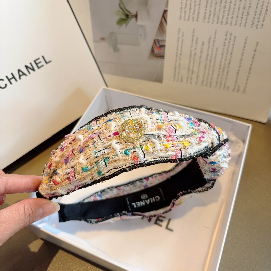 配包装
CHANEL（香奈儿）最新款小香风发箍，香奶奶头箍，复古头箍，网红爆款推荐 超精致，时尚百搭！
