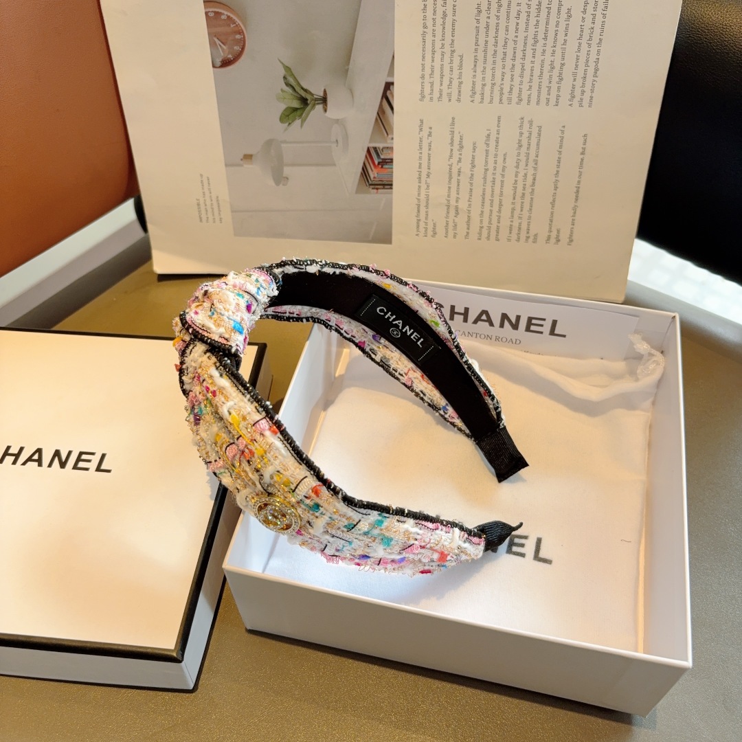 配包装
CHANEL（香奈儿）最新款小香风发箍，香奶奶头箍，复古头箍，网红爆款推荐 超精致，时尚百搭！