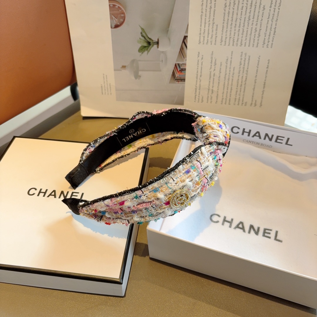 配包装
CHANEL（香奈儿）最新款小香风发箍，香奶奶头箍，复古头箍，网红爆款推荐 超精致，时尚百搭！