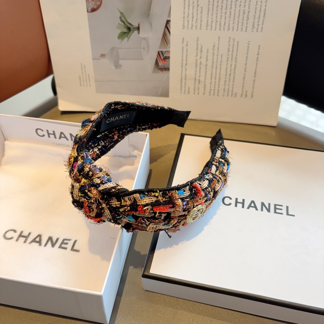 配包装
CHANEL（香奈儿）最新款小香风发箍，香奶奶头箍，复古头箍，网红爆款推荐 超精致，时尚百搭！