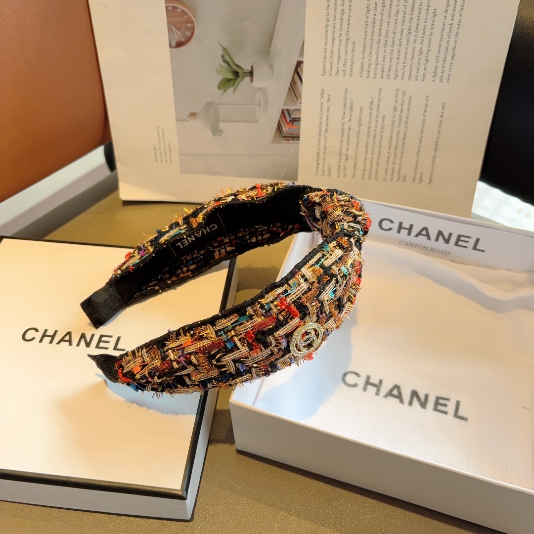 配包装
CHANEL（香奈儿）最新款小香风发箍，香奶奶头箍，复古头箍，网红爆款推荐 超精致，时尚百搭！