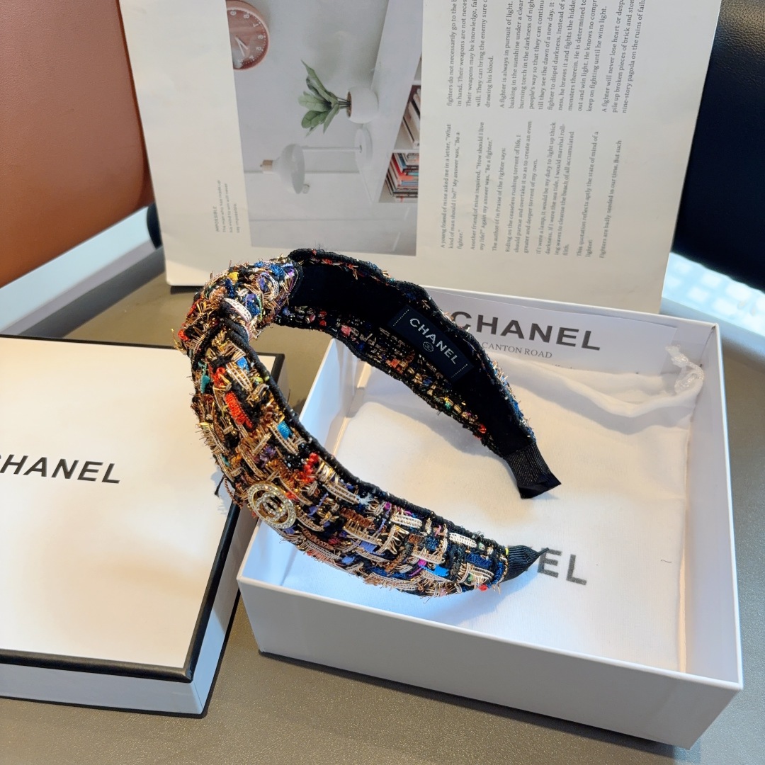配包装
CHANEL（香奈儿）最新款小香风发箍，香奶奶头箍，复古头箍，网红爆款推荐 超精致，时尚百搭！