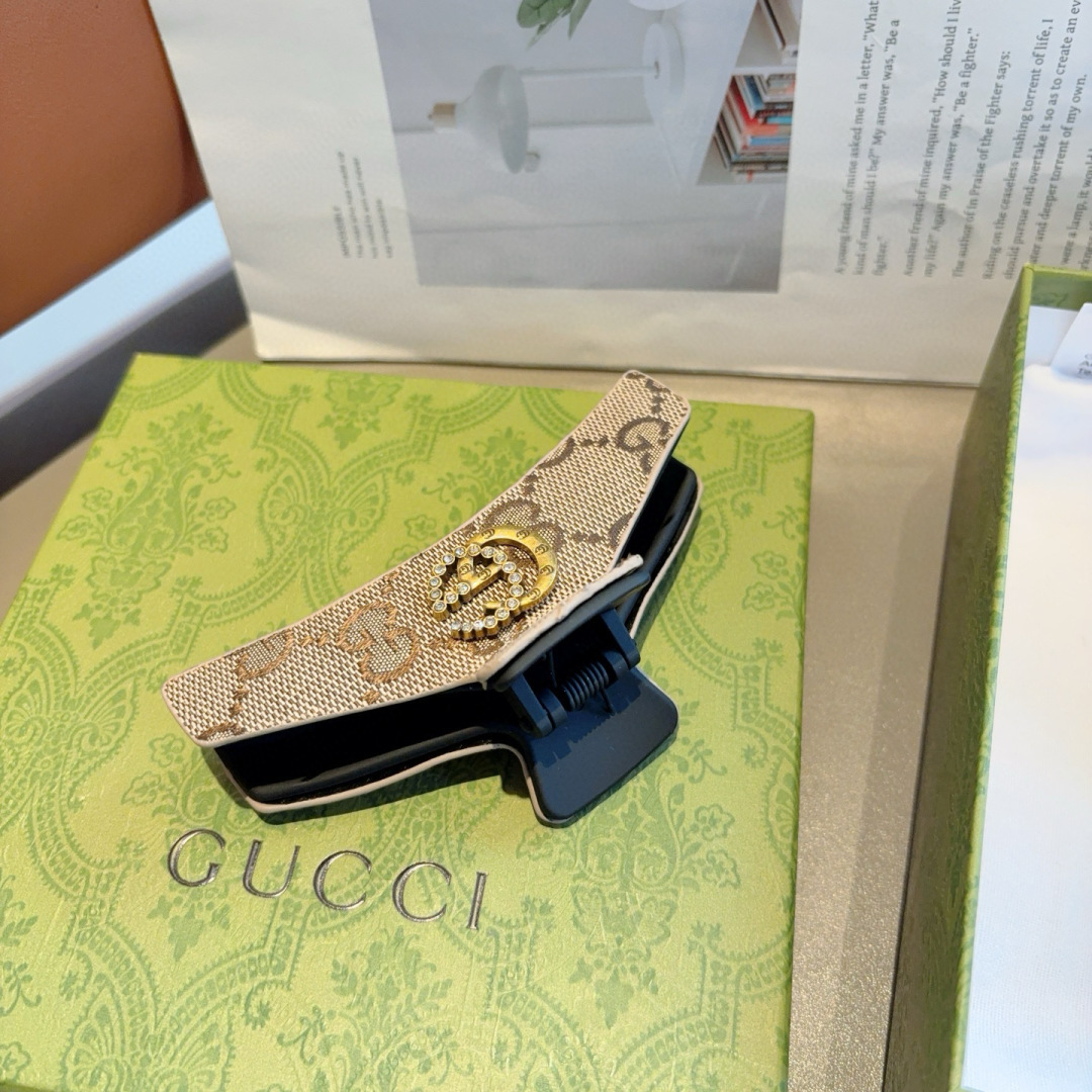配包装
Gucci（古奇）新款手工贴钻网红抓夹，高级感字母简约复古发夹原单货，简约百搭，潮女必备品，超级