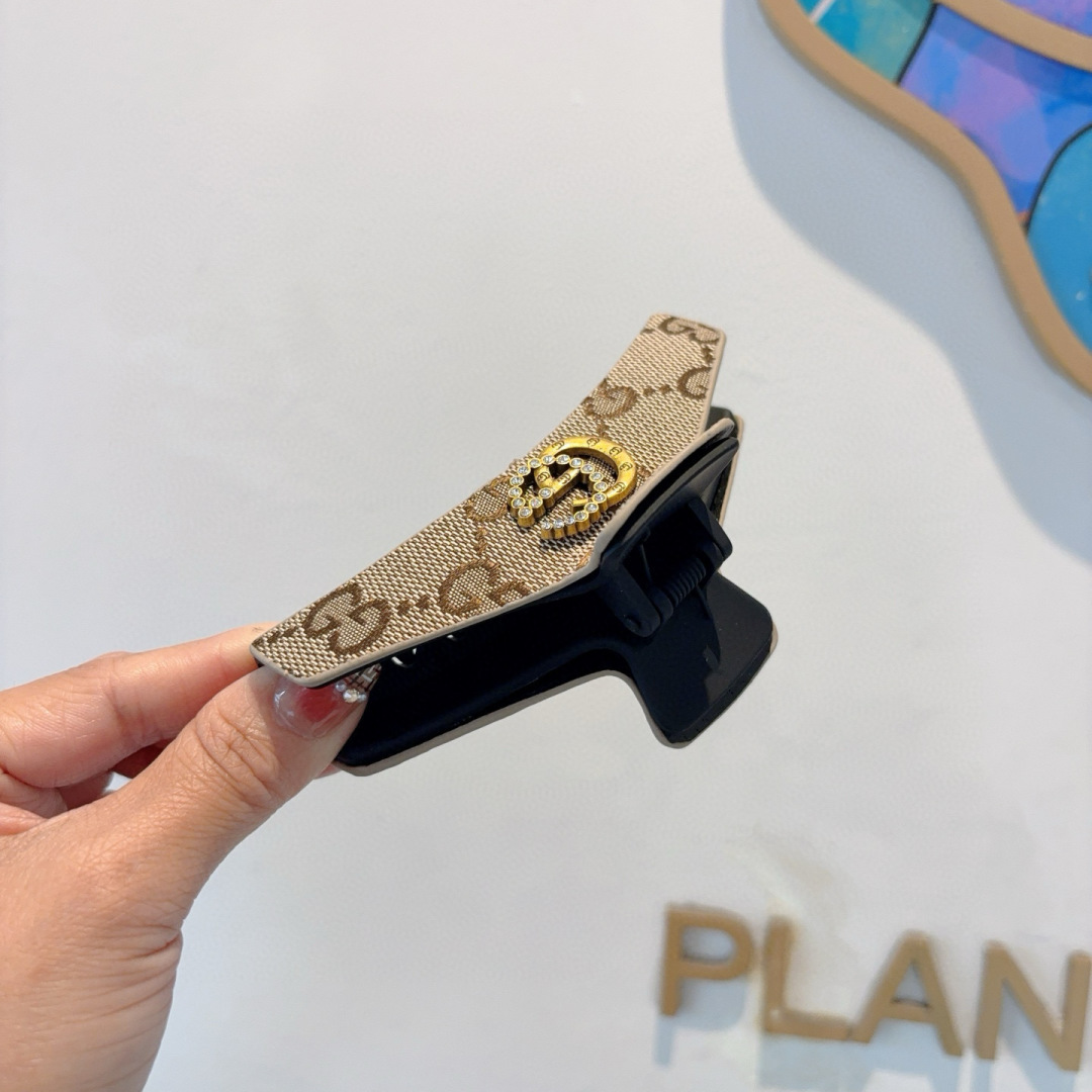 配包装
Gucci（古奇）新款手工贴钻网红抓夹，高级感字母简约复古发夹原单货，简约百搭，潮女必备品，超级