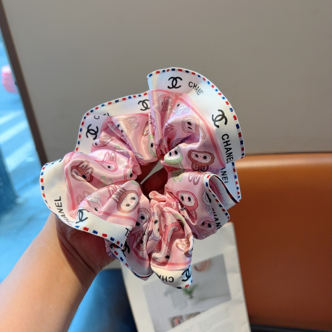 配包装
CHANEL （香奈儿）进口大肠圈皮筋、热门拉布布图案真丝缎面名媛发绳头绳百搭款、细节全部实拍 