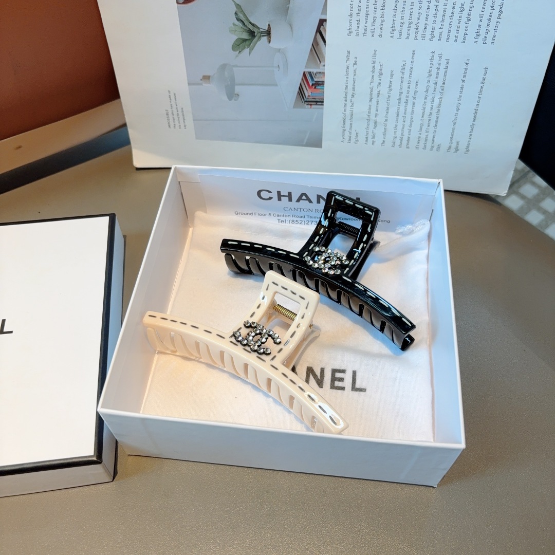配包装
CHANEL 香奈儿 新款时尚抓夹 发夹，女神必备单品，非常百搭，戴上它满满的高大上。