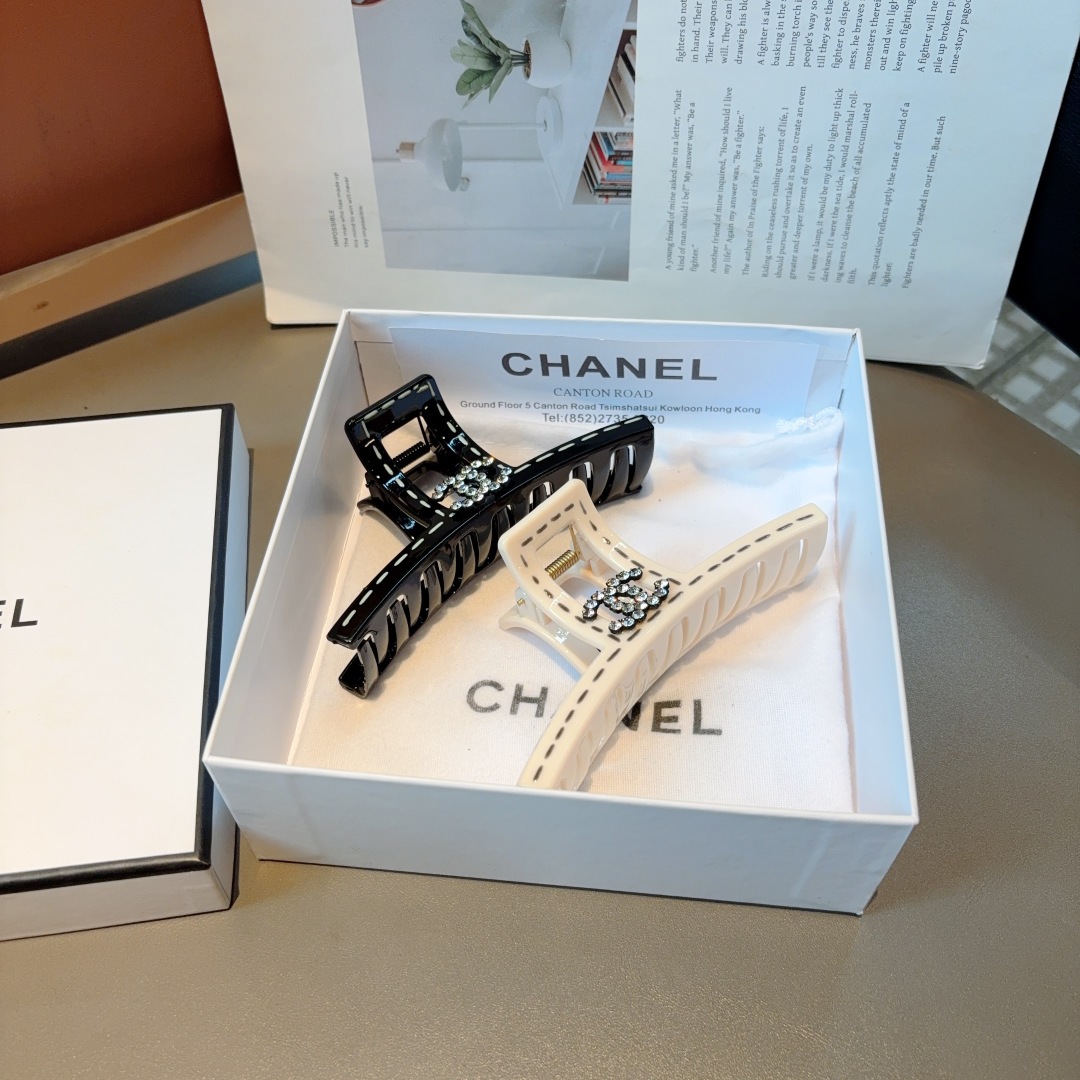 配包装
CHANEL 香奈儿 新款时尚抓夹 发夹，女神必备单品，非常百搭，戴上它满满的高大上。