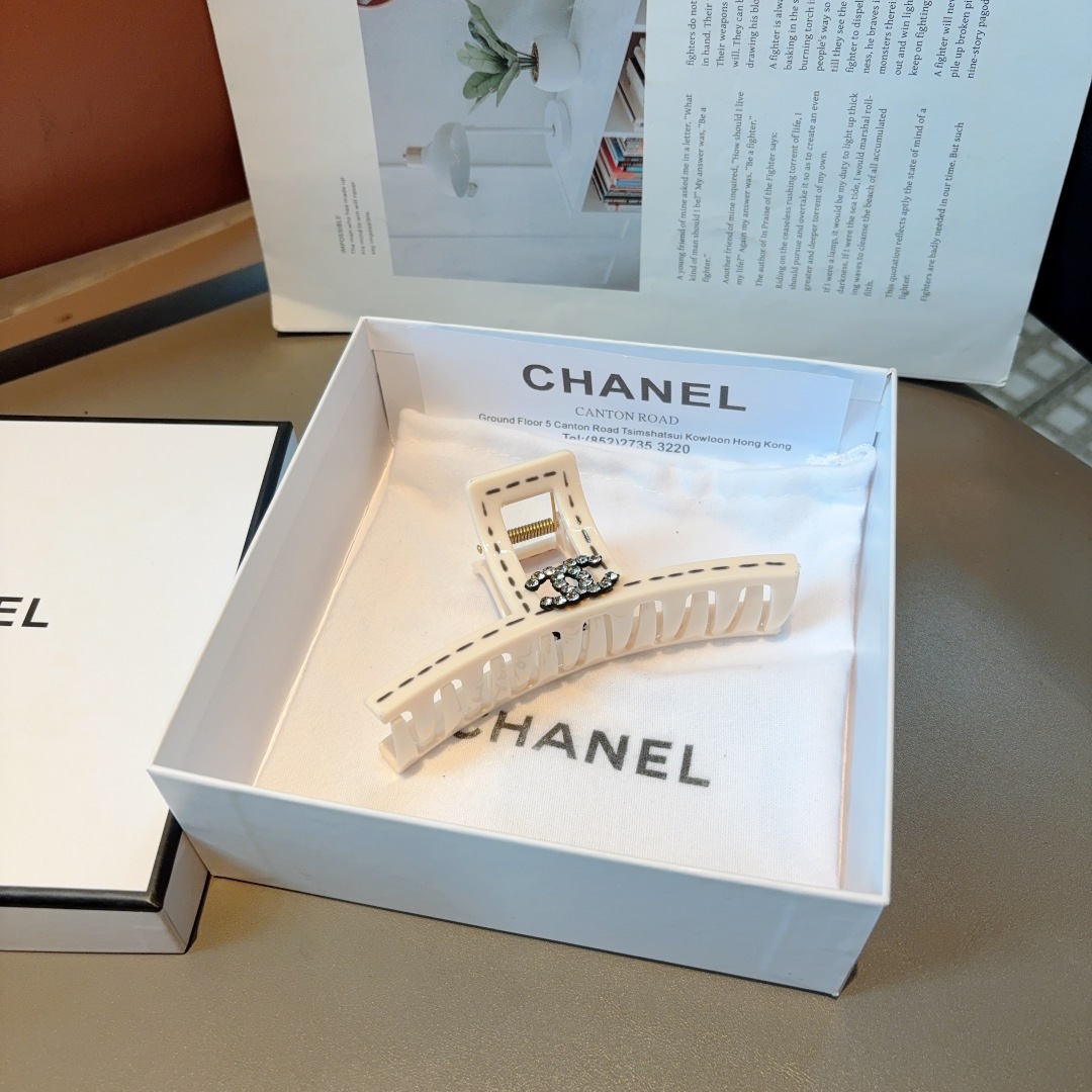 配包装
CHANEL 香奈儿 新款时尚抓夹 发夹，女神必备单品，非常百搭，戴上它满满的高大上。