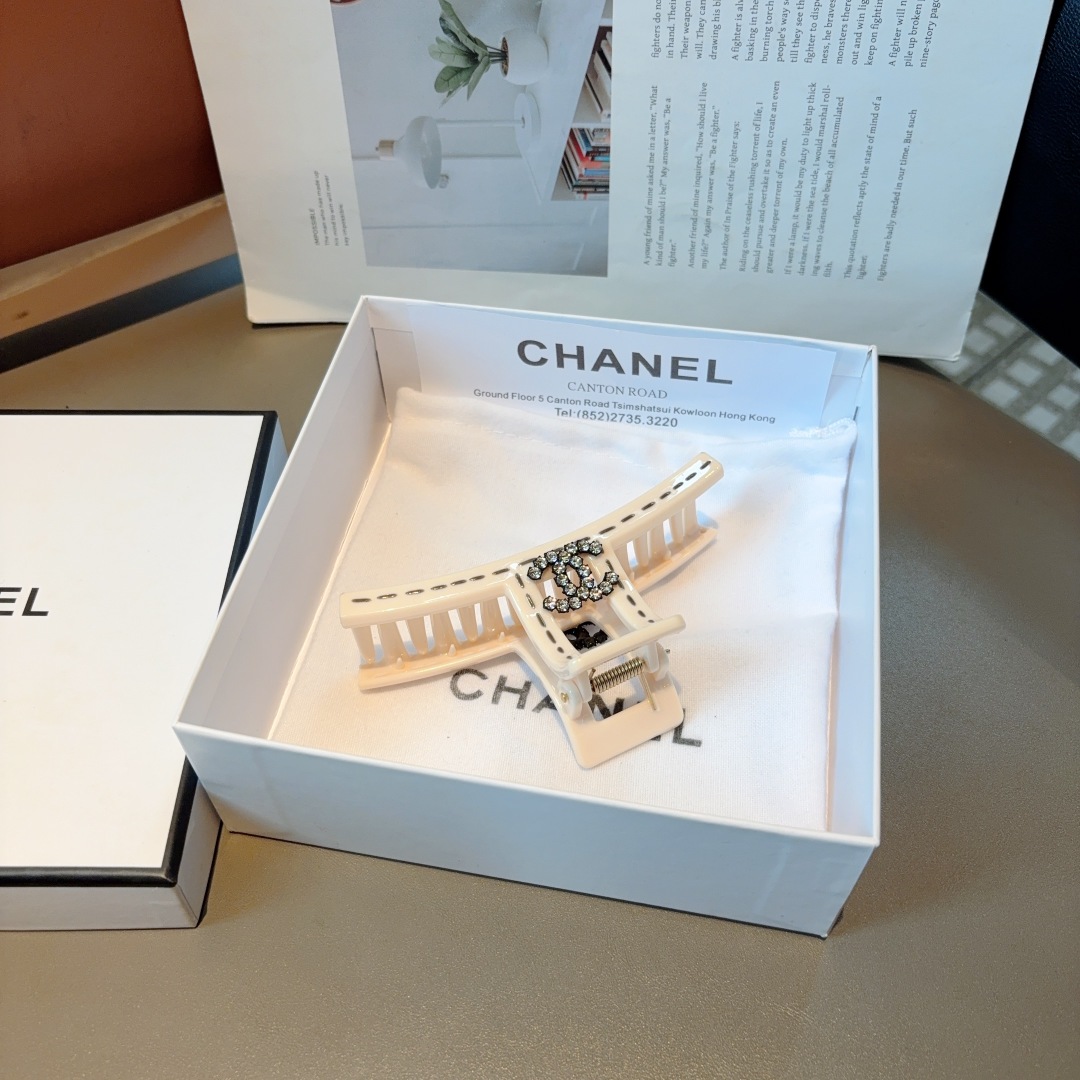配包装
CHANEL 香奈儿 新款时尚抓夹 发夹，女神必备单品，非常百搭，戴上它满满的高大上。
