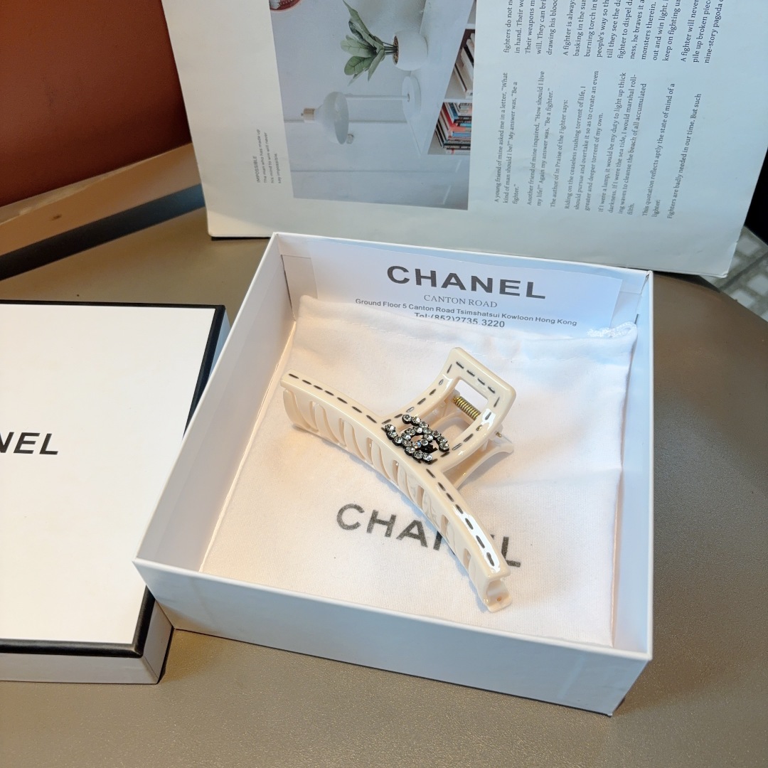 配包装
CHANEL 香奈儿 新款时尚抓夹 发夹，女神必备单品，非常百搭，戴上它满满的高大上。