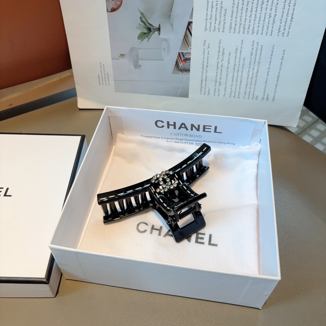 配包装
CHANEL 香奈儿 新款时尚抓夹 发夹，女神必备单品，非常百搭，戴上它满满的高大上。