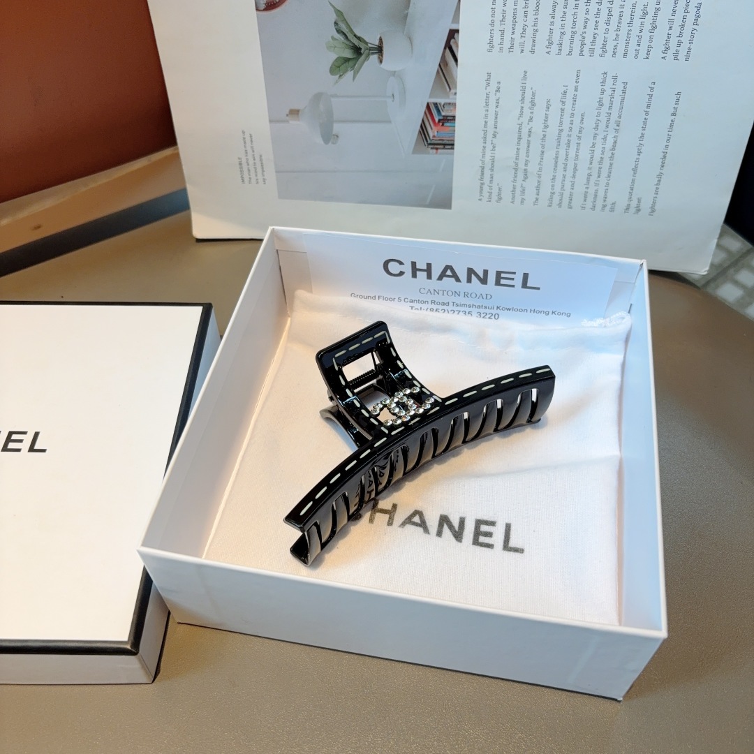 配包装
CHANEL 香奈儿 新款时尚抓夹 发夹，女神必备单品，非常百搭，戴上它满满的高大上。