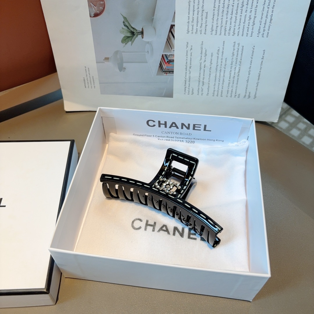 配包装
CHANEL 香奈儿 新款时尚抓夹 发夹，女神必备单品，非常百搭，戴上它满满的高大上。