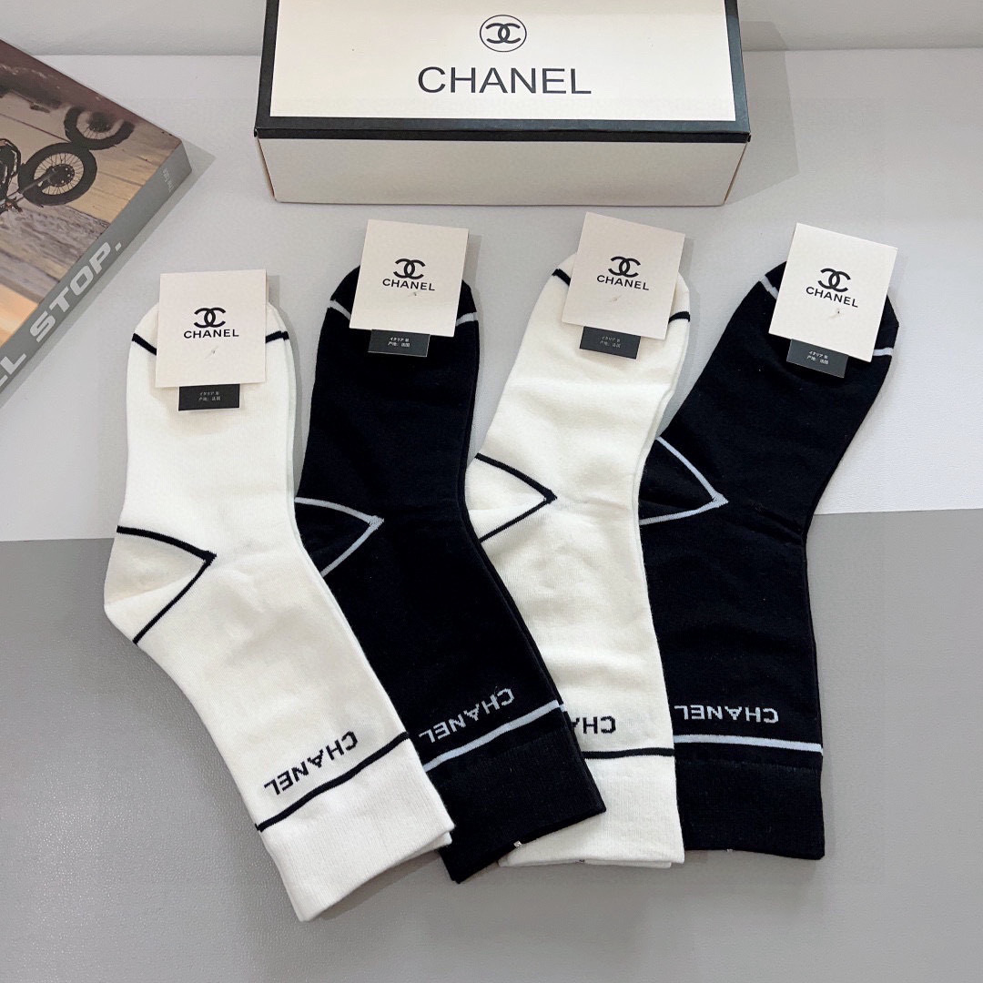 配包装（一盒4双）
CHANEL 香奈儿经典袜子❗️高版本纯棉材质柔软，秒杀市场普通货，经典的双C图案l