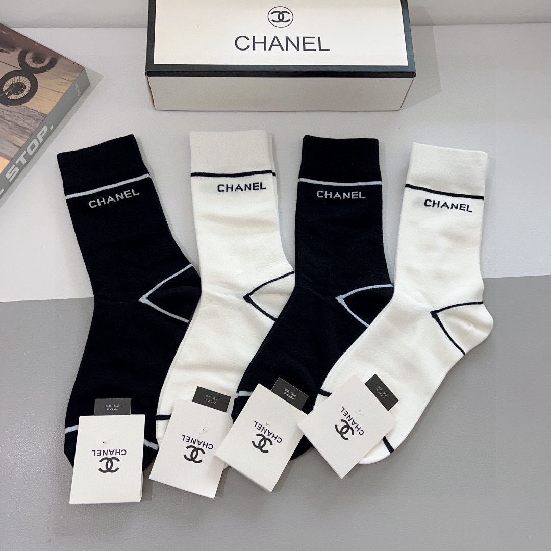 配包装（一盒4双）
CHANEL 香奈儿经典袜子❗️高版本纯棉材质柔软，秒杀市场普通货，经典的双C图案l
