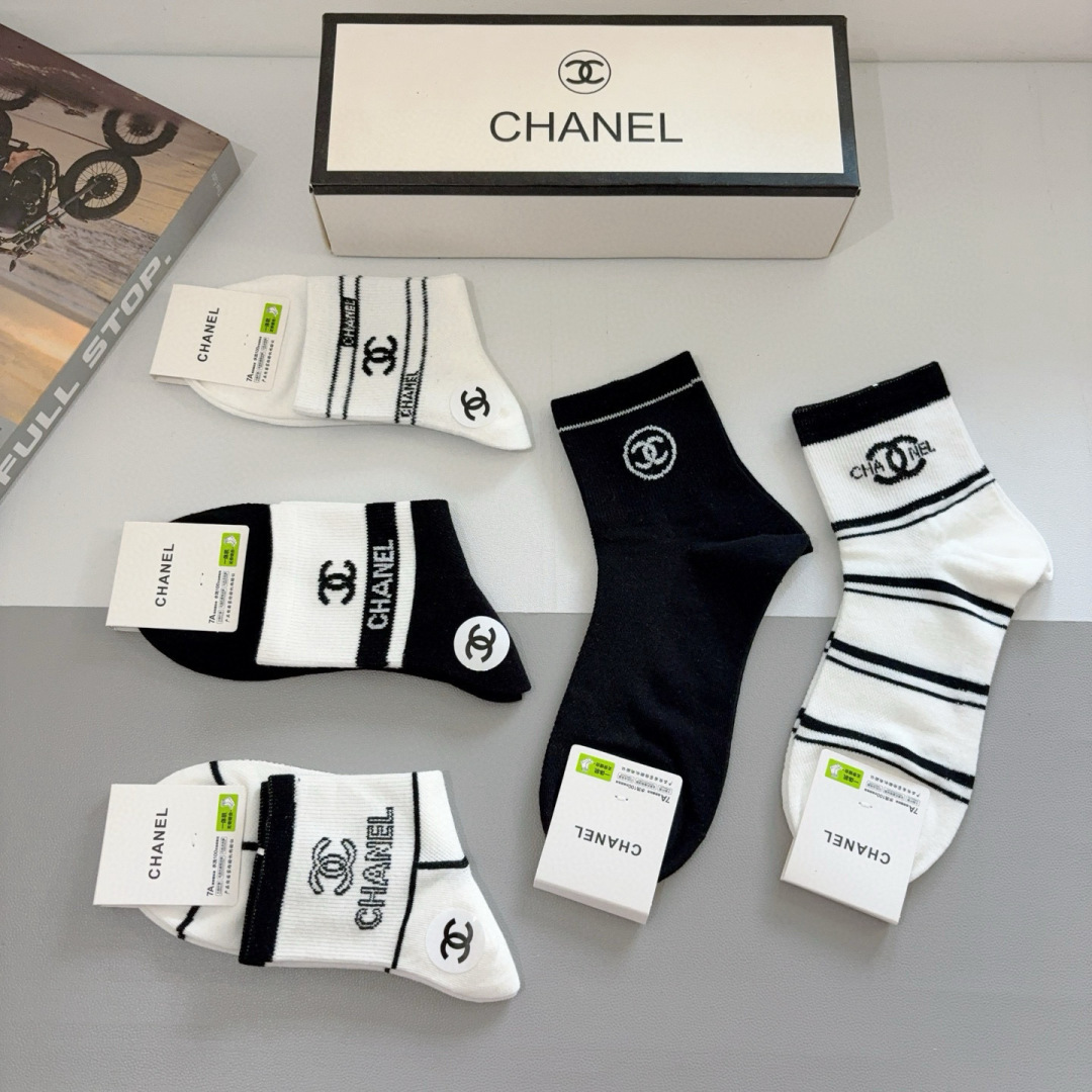 配包装（一盒5双）
CHANEL 香奈儿经典中筒袜子❗️高版本纯棉材质柔软，秒杀市场普通货，经典的双C图