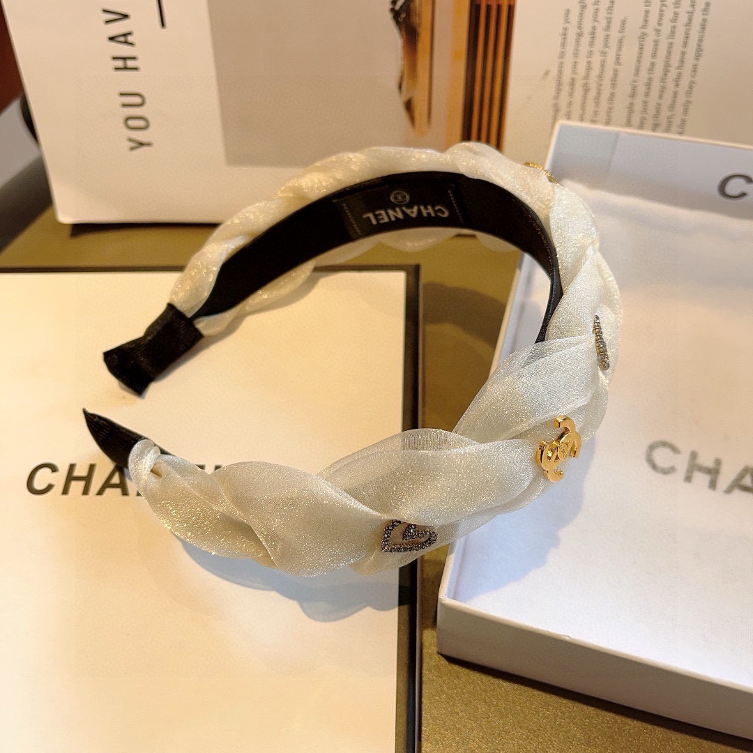 配包装
CHANEL（香奈儿）最新款小香发箍，新品巨显脸小头箍，网红爆款推荐 搭配高端双Ｃlogo ，超