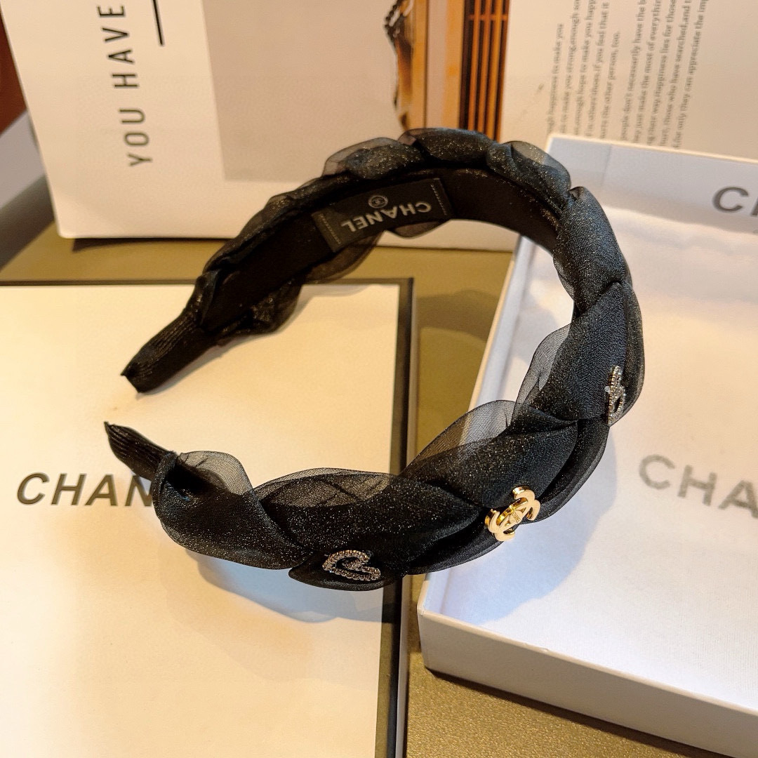 配包装
CHANEL（香奈儿）最新款小香发箍，新品巨显脸小头箍，网红爆款推荐 搭配高端双Ｃlogo ，超