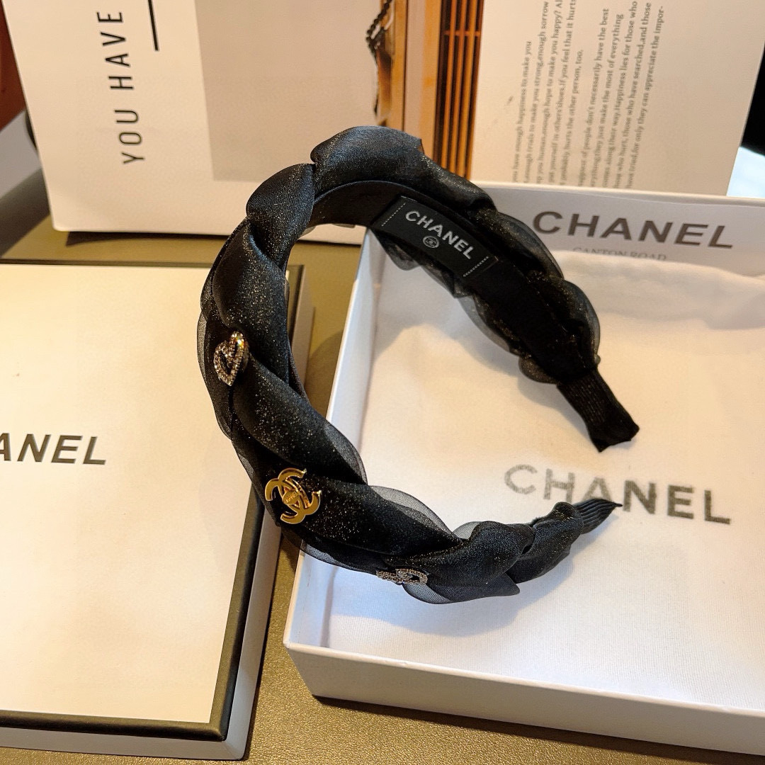 配包装
CHANEL（香奈儿）最新款小香发箍，新品巨显脸小头箍，网红爆款推荐 搭配高端双Ｃlogo ，超
