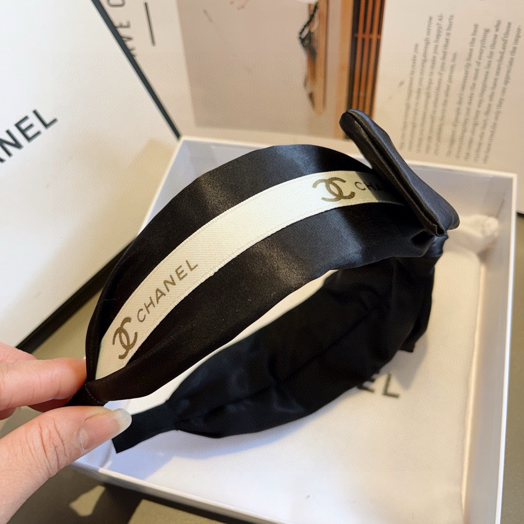 配包装
CHANEL（香奈儿）新款小香宽版蝴蝶结发箍，新品巨显脸小头箍，网红爆款推荐 搭配高端双Ｃ字母l