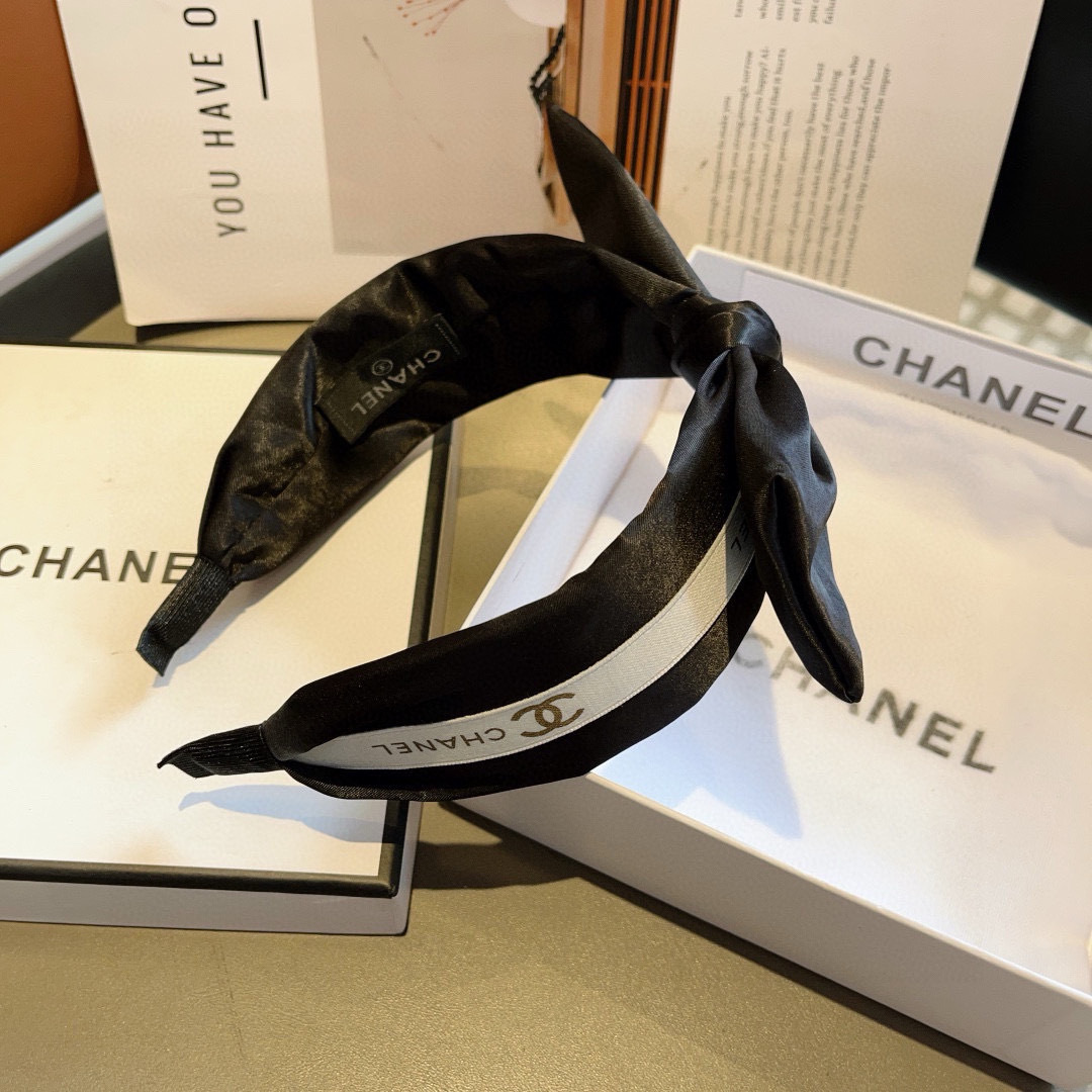配包装
CHANEL（香奈儿）新款小香宽版蝴蝶结发箍，新品巨显脸小头箍，网红爆款推荐 搭配高端双Ｃ字母l