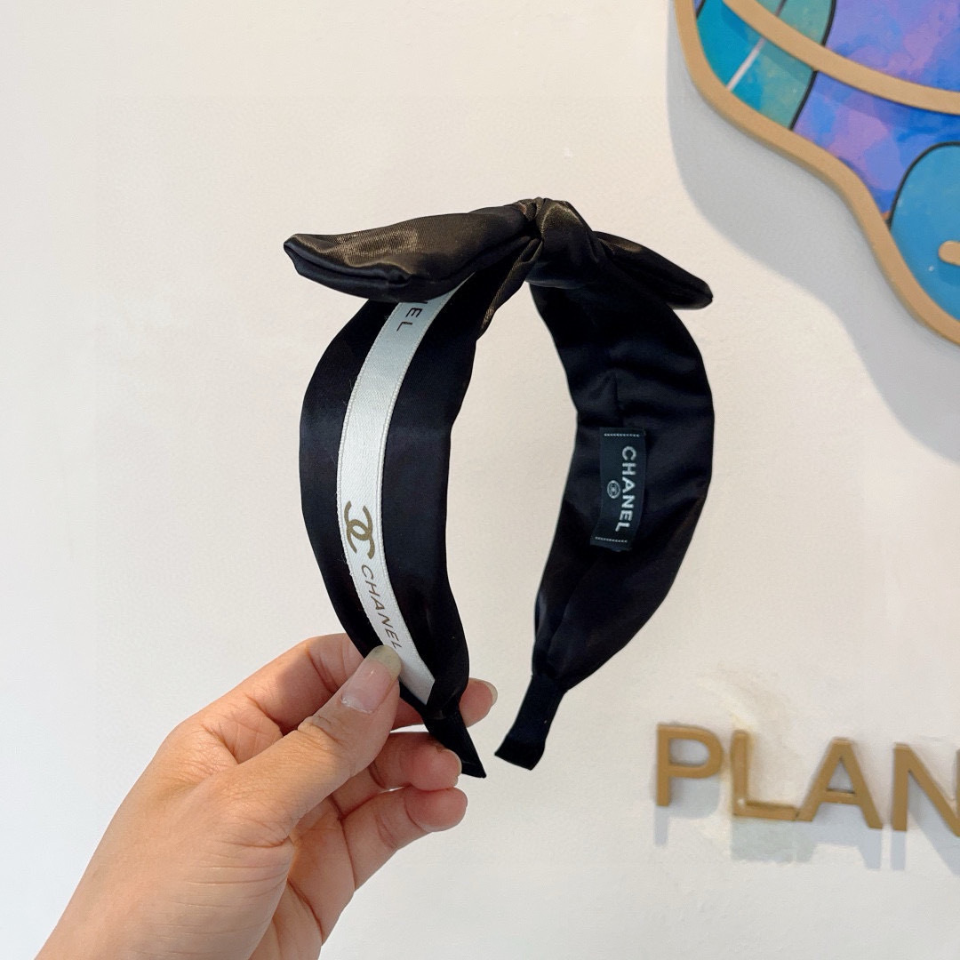 配包装
CHANEL（香奈儿）新款小香宽版蝴蝶结发箍，新品巨显脸小头箍，网红爆款推荐 搭配高端双Ｃ字母l