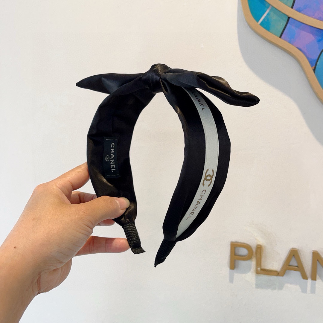 配包装
CHANEL（香奈儿）新款小香宽版蝴蝶结发箍，新品巨显脸小头箍，网红爆款推荐 搭配高端双Ｃ字母l