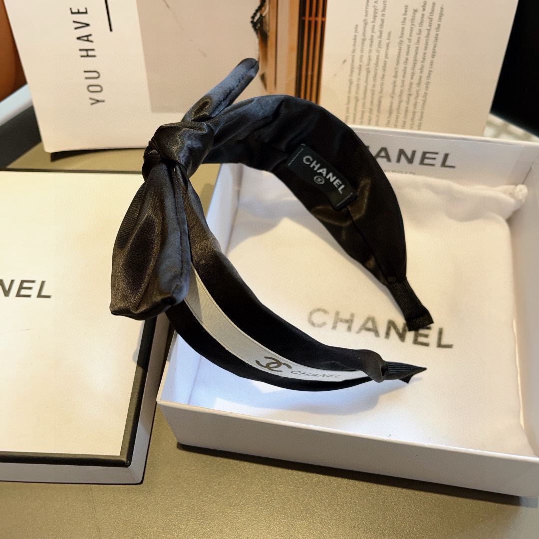 配包装
CHANEL（香奈儿）新款小香宽版蝴蝶结发箍，新品巨显脸小头箍，网红爆款推荐 搭配高端双Ｃ字母l