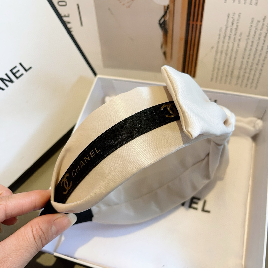 配包装
CHANEL（香奈儿）新款小香宽版蝴蝶结发箍，新品巨显脸小头箍，网红爆款推荐 搭配高端双Ｃ字母l